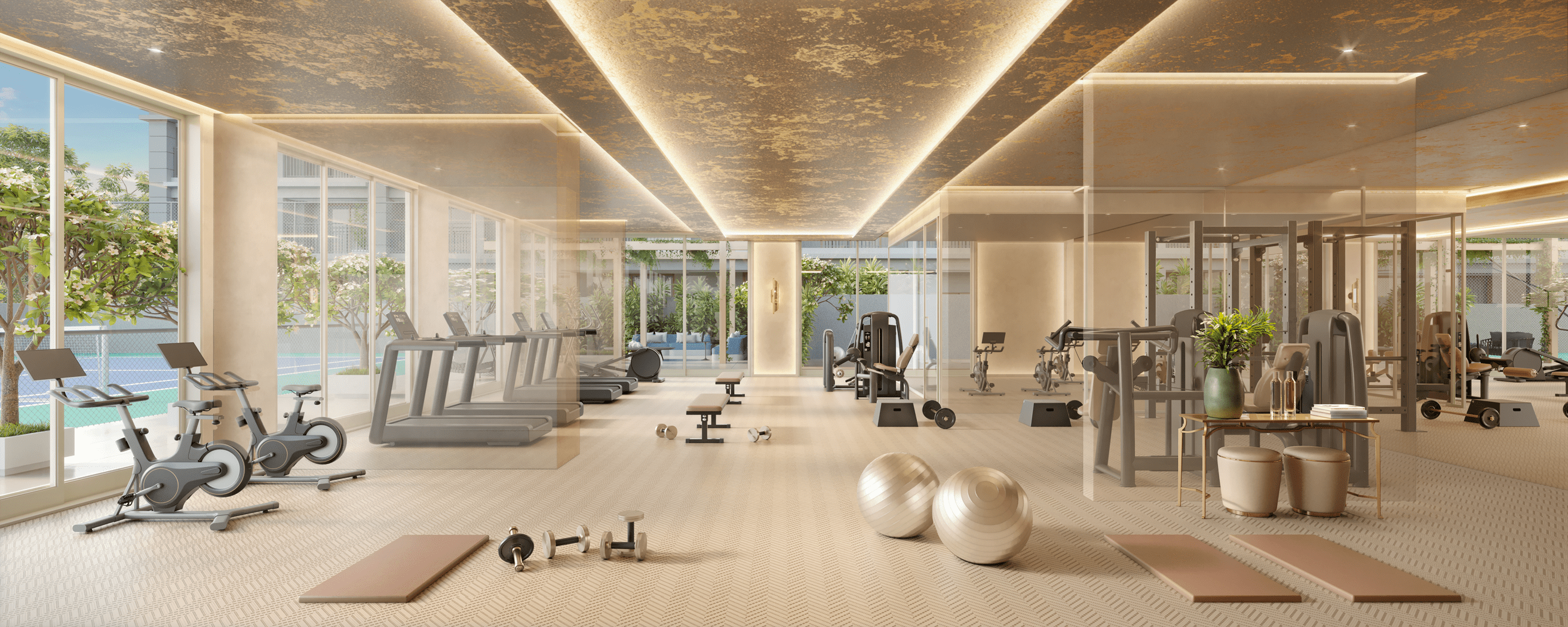 Academia moderna e espaçosa com equipamentos de ginástica variados, incluindo esteiras, bicicletas ergométricas e máquinas de musculação. O ambiente possui teto com iluminação embutida e detalhes dourados, grandes janelas que oferecem vista para uma quadra de tênis e vegetação externa, e piso claro com tapetes de yoga e halteres.